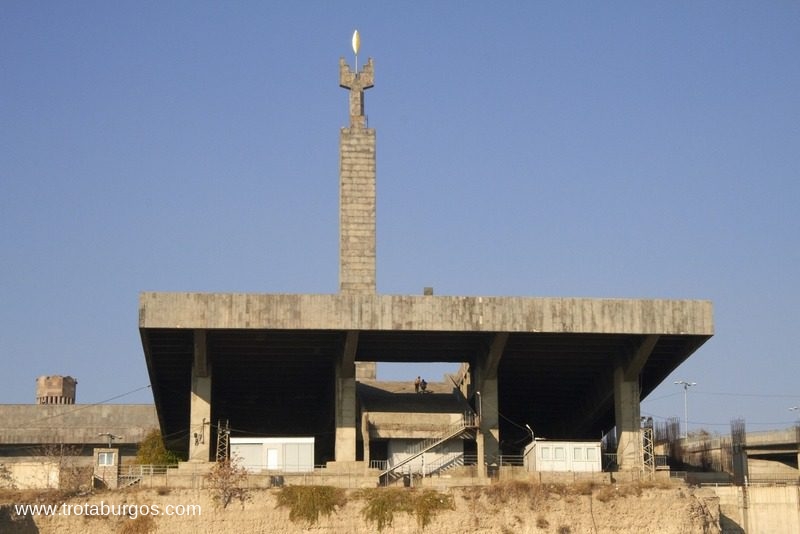 MONUMENTO CONMEMORATIVO DEL 50 ANIVERSARIO DE LA SOVIETIZACIÓN DEL PAÍS, YEREVÁN
