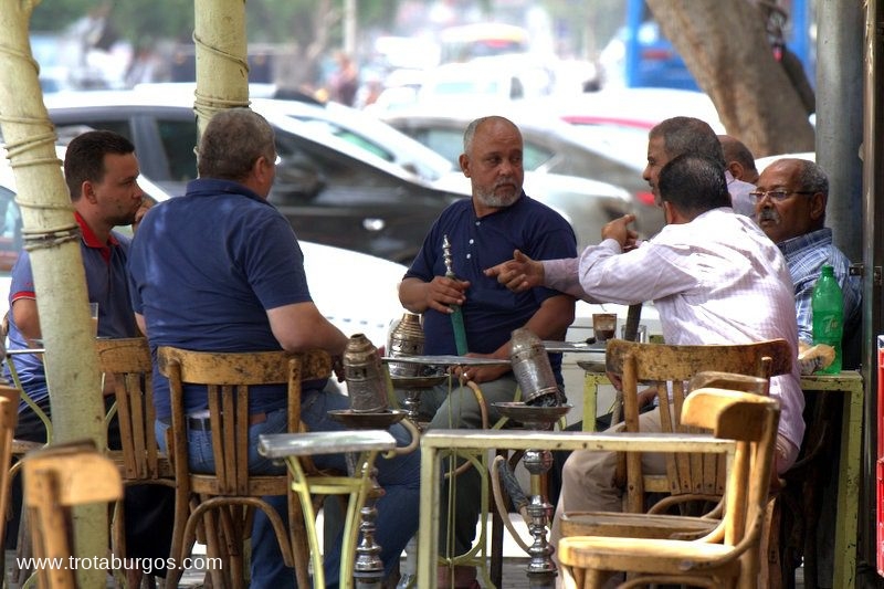 HOMBRES EN UN CAFÉ EN EL CAIRO