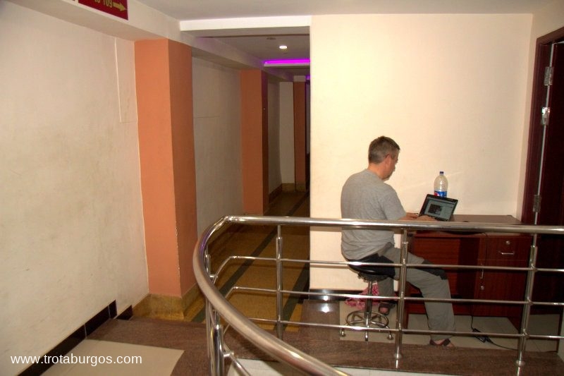 JORGE ESCRIBIENDO EL BLOG EN UN PASILLO DEL HOTEL ASHOKA PALACE EN MADURAI