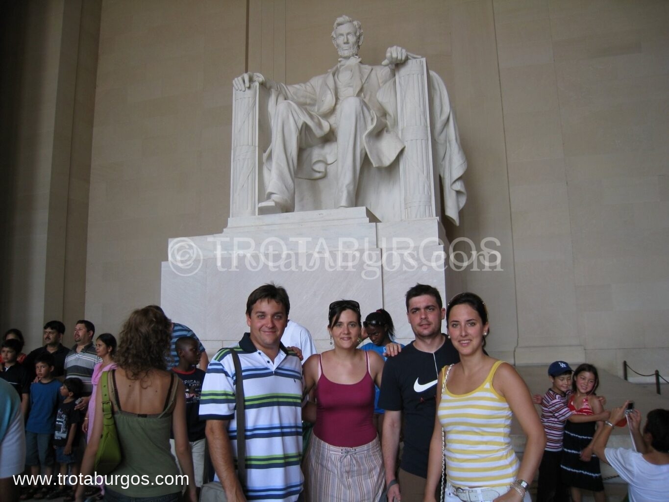 FOTO DE GRUPO JUNTO AL MEMORIAL DE LINCOLN EN WASHINGTON DC